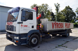 Náklaďák se sklápěcím čelem nebo hydraulickou rukou
